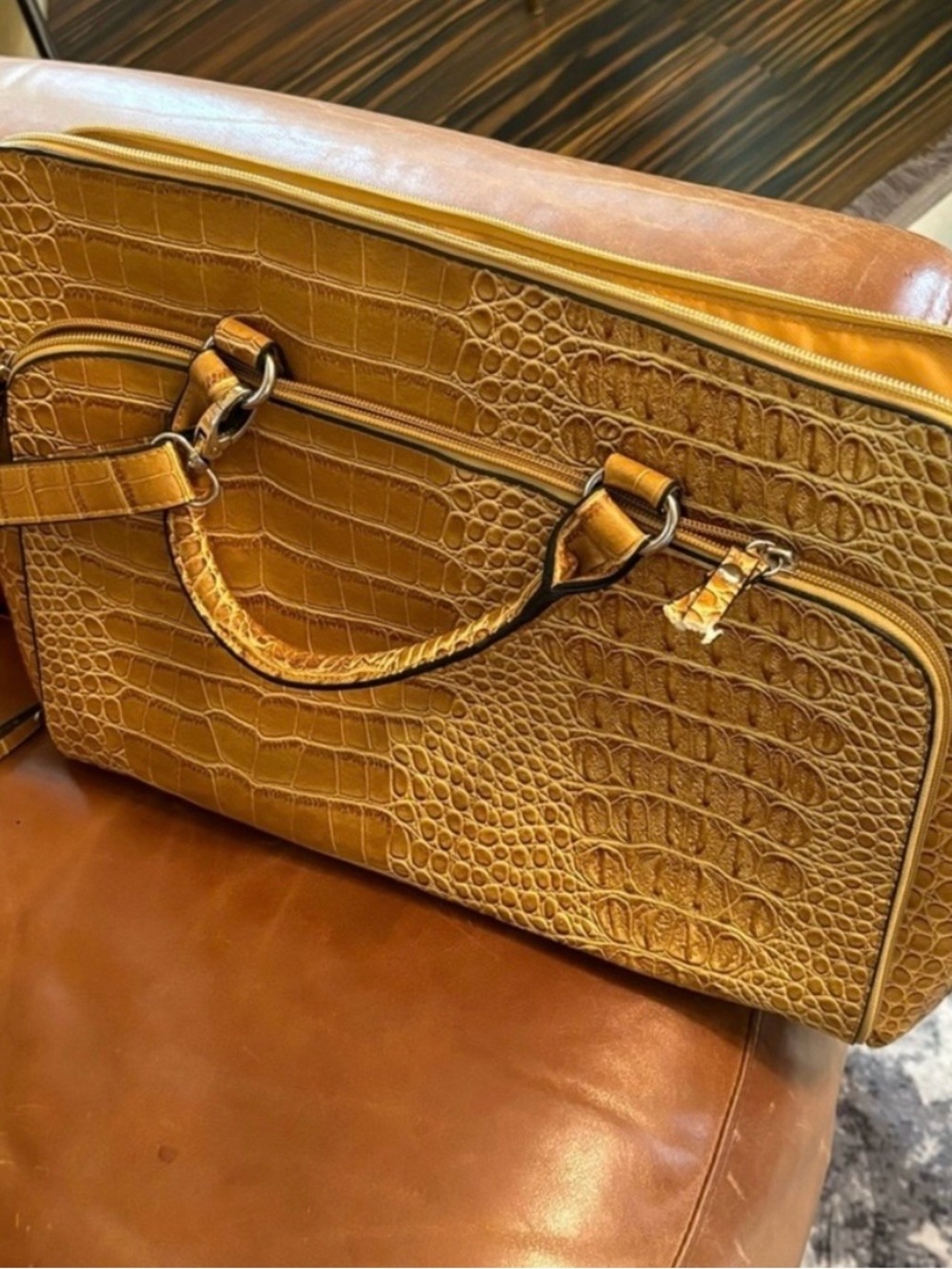 Bueno
Elegant Tan Bag
Bueno bag computer case